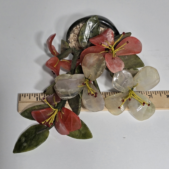 Source Unknown Red and Cream Glass Art Floral Display - Picture 12 of 15